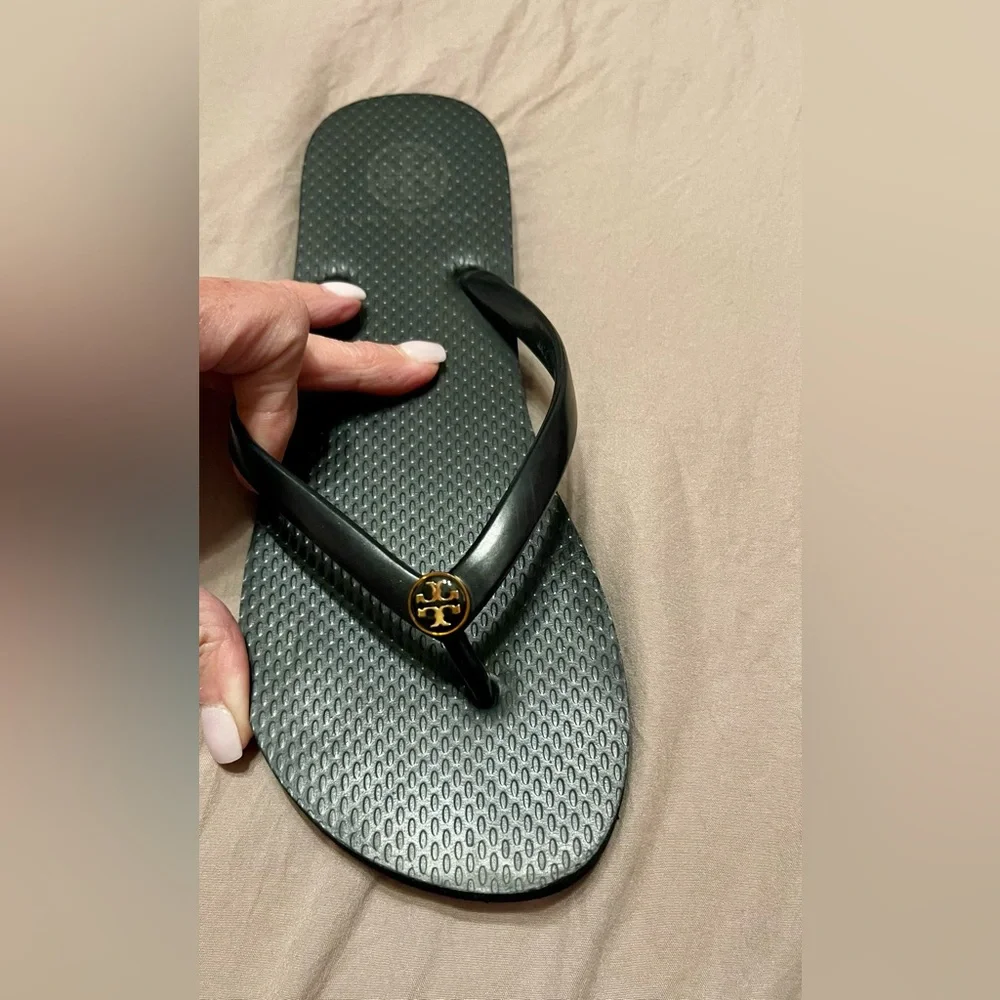 NWOT- 🖤 Tory Burch Black Flip Flops - Picture 2 of 4